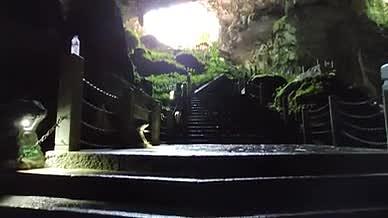 旅行拍摄登山山洞观光观赏景观视频视频的预览图
